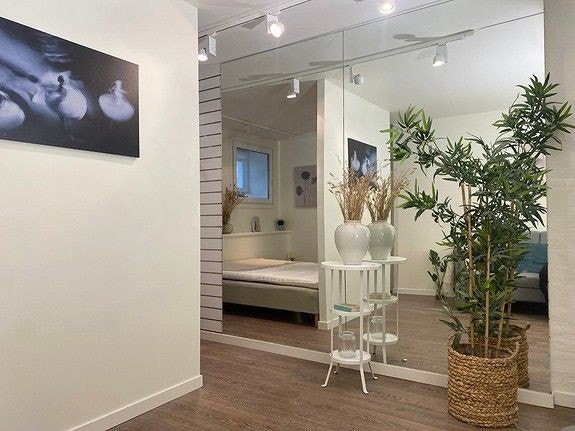 Hybelleilighet 1 har en egen stuedel som gir en privat følelse fra soveromsdelen med skilleveggen som deler opp de to sonene. Galleribilde