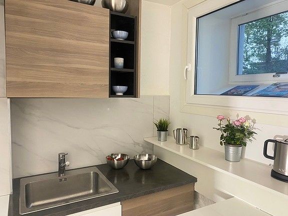 Hybelleilighet 1 og 2 deler felles kjøkken - som er nyoppusset og som fremstår som moderne og med en arealeffektiv løsning. Det følger også med både oppvaskmaskin og vaskemaskin. Galleribilde