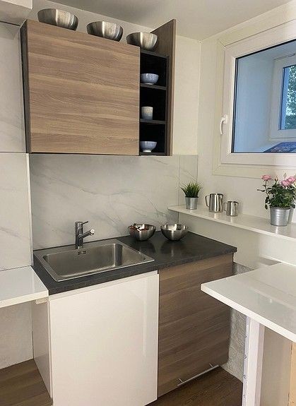 Hybelleilighet 1 og 2 deler felles kjøkken - som er nyoppusset og som fremstår som moderne og med en arealeffektiv løsning. Det følger også med både oppvaskmaskin og vaskemaskin. Galleribilde