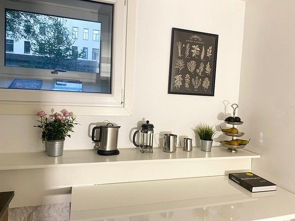 Kjøkkenvinduet slipper inn mye dagslys og har utsikt til den hyggelige bakgården - hvor det også er mulig å låne grillen. Galleribilde