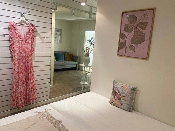 Hybelleilighet 1: soveromsdelen får en privat følelse fra stuedelen med skilleveggen som deler opp de to sonene. Galleribilde