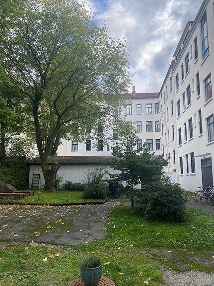 I tillegg til inngang fra gaten, så er det også en egen utgang til bakgården (som nå pusses opp) fra leiligheten. Galleribilde