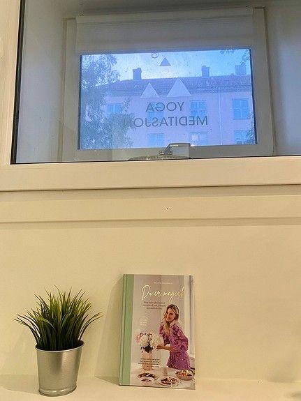 Hybelleilighet 1 er lys og har utsikt, selv om den ligger i underetasjen - i det som tidligere var et showrom (næringslokale) for flere photoshoots for magasiner, slik som Tara og ShapeUp. Galleribilde