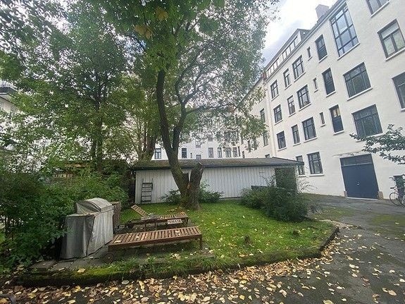 Bakgården (som nå pusses opp) har flere sittegrupper og en rolig atmosfære under trærne. Her finner du også en grill som du kan låne. Galleribilde