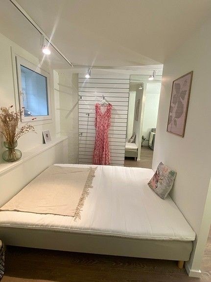 Hybelleilighet 1: soveromsdelen får en privat følelse fra stuedelen med skilleveggen som deler opp de to sonene. Galleribilde