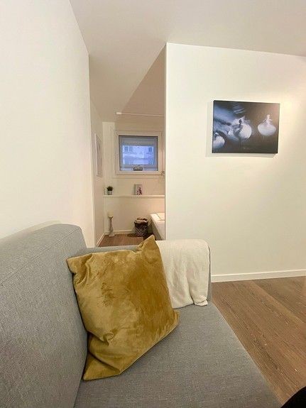 Hybelleilighet 1 har to vinduer som slipper inn mye dagslys - også i studelen. Galleribilde