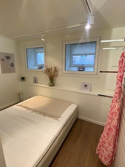 Hybelleilighet 1 har to vinduer som slipper inn mye dagslys. Galleribilde