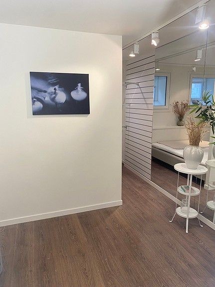 Hybelleilighet 1 er helt nyoppusset og har en lys og moderne atmosfære. Den har også en god og arealeffektiv planløsning. Galleribilde