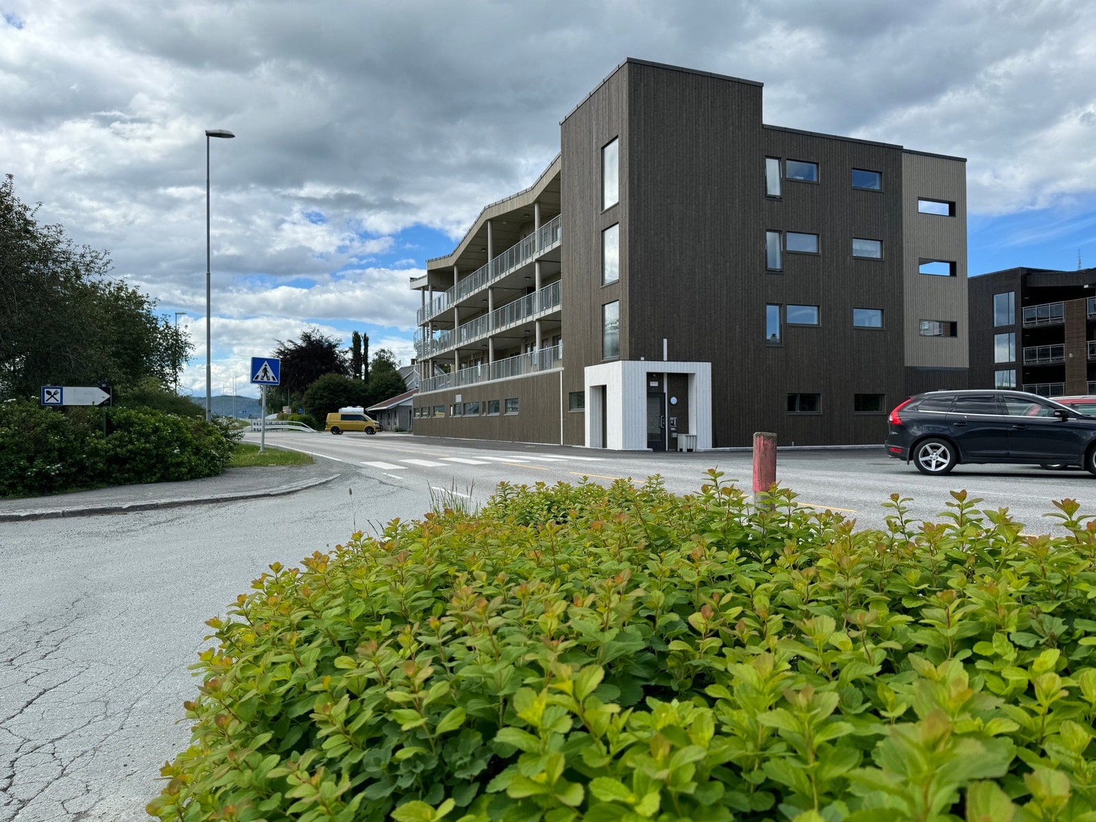 Trappe/heishuset har store vindusflater, så man ser utsikten og får inn dagslys på tur opp og ned etasjene. Galleribilde