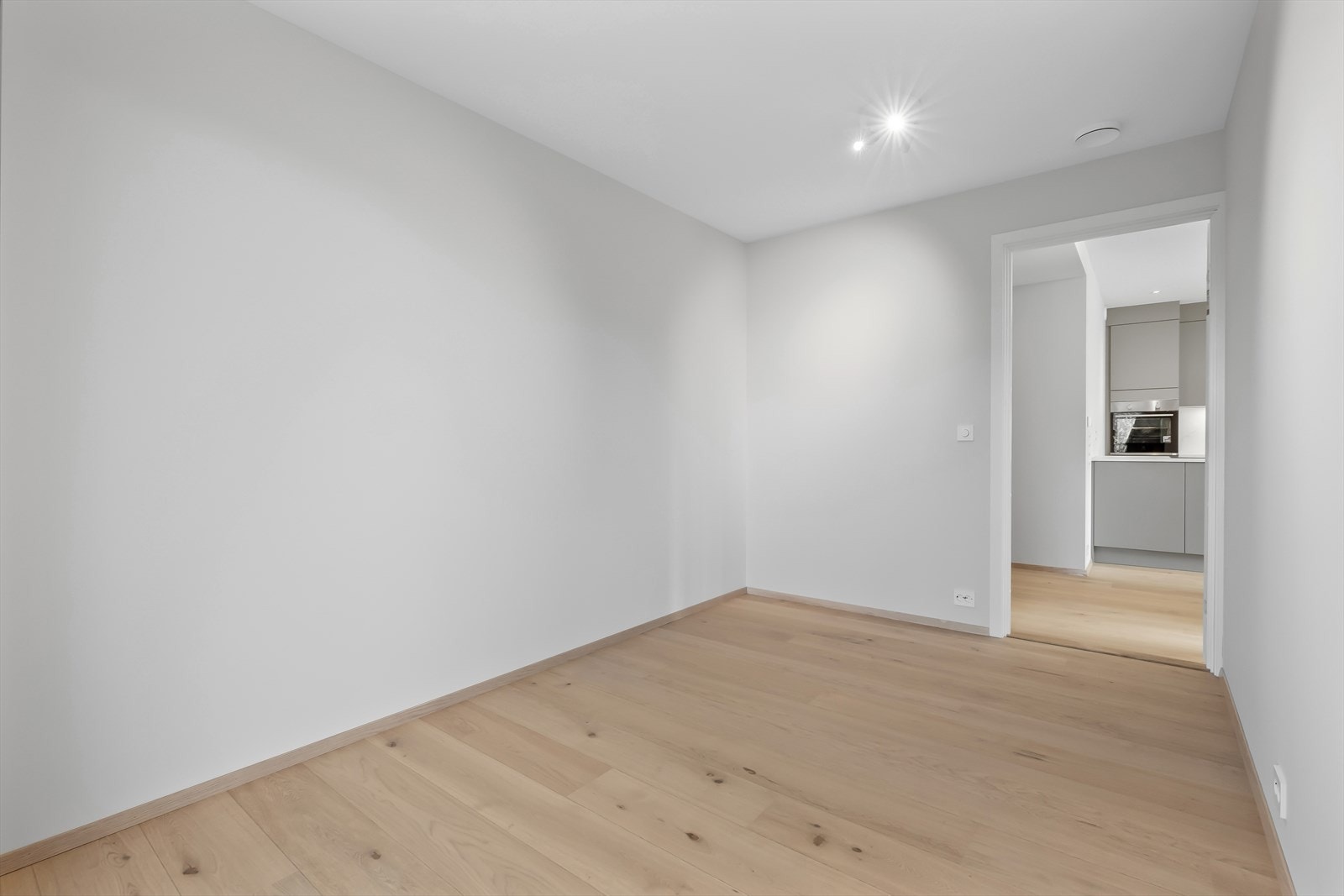 Soverom 2 har god plass til dobbeltseng og garderobeskap Galleribilde