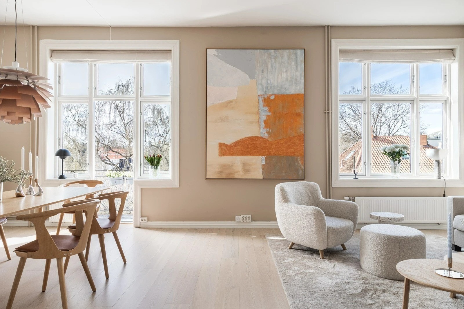 Stue med over 3 meters takhøyde Galleribilde