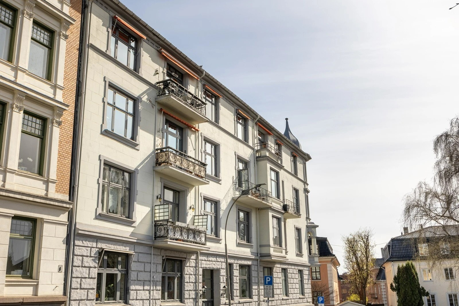 Leiligheten ligger i byggets 3 etasje Galleribilde