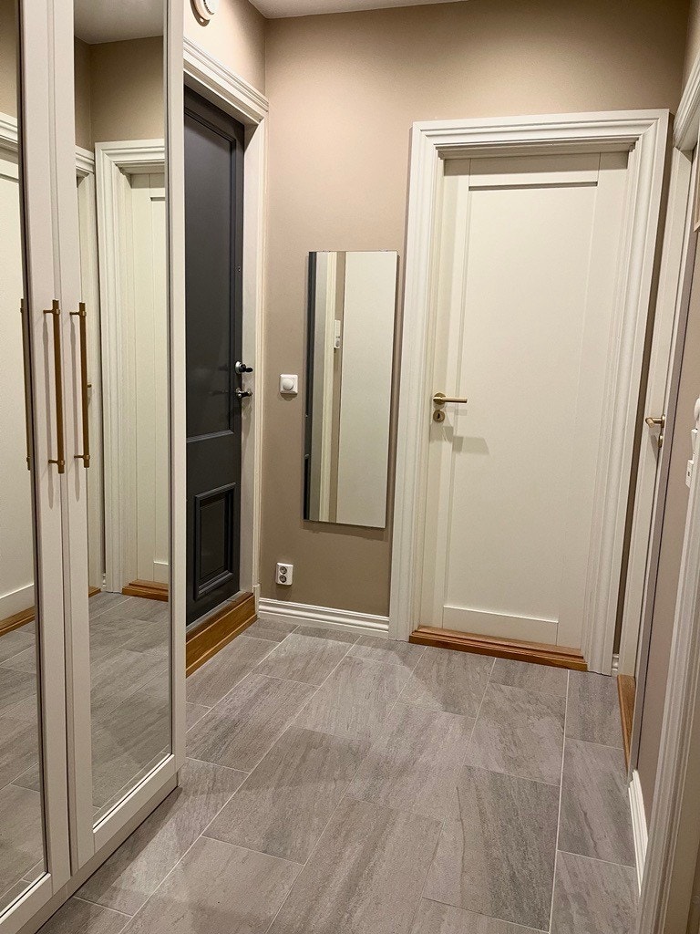 Stor gang med dører nye døreri heltre Galleribilde