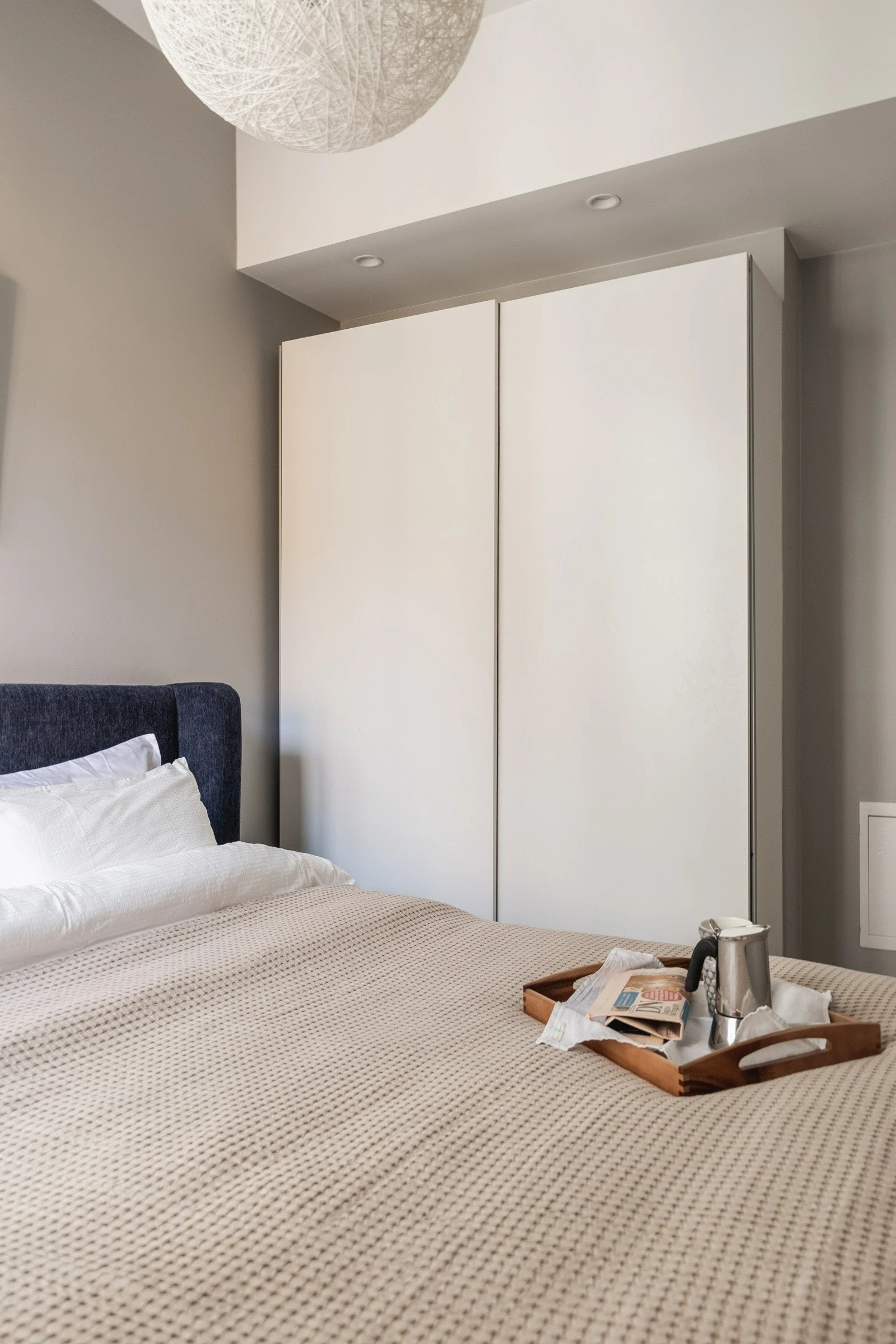 Hovedsoverom med 180 seng og garderobe Galleribilde