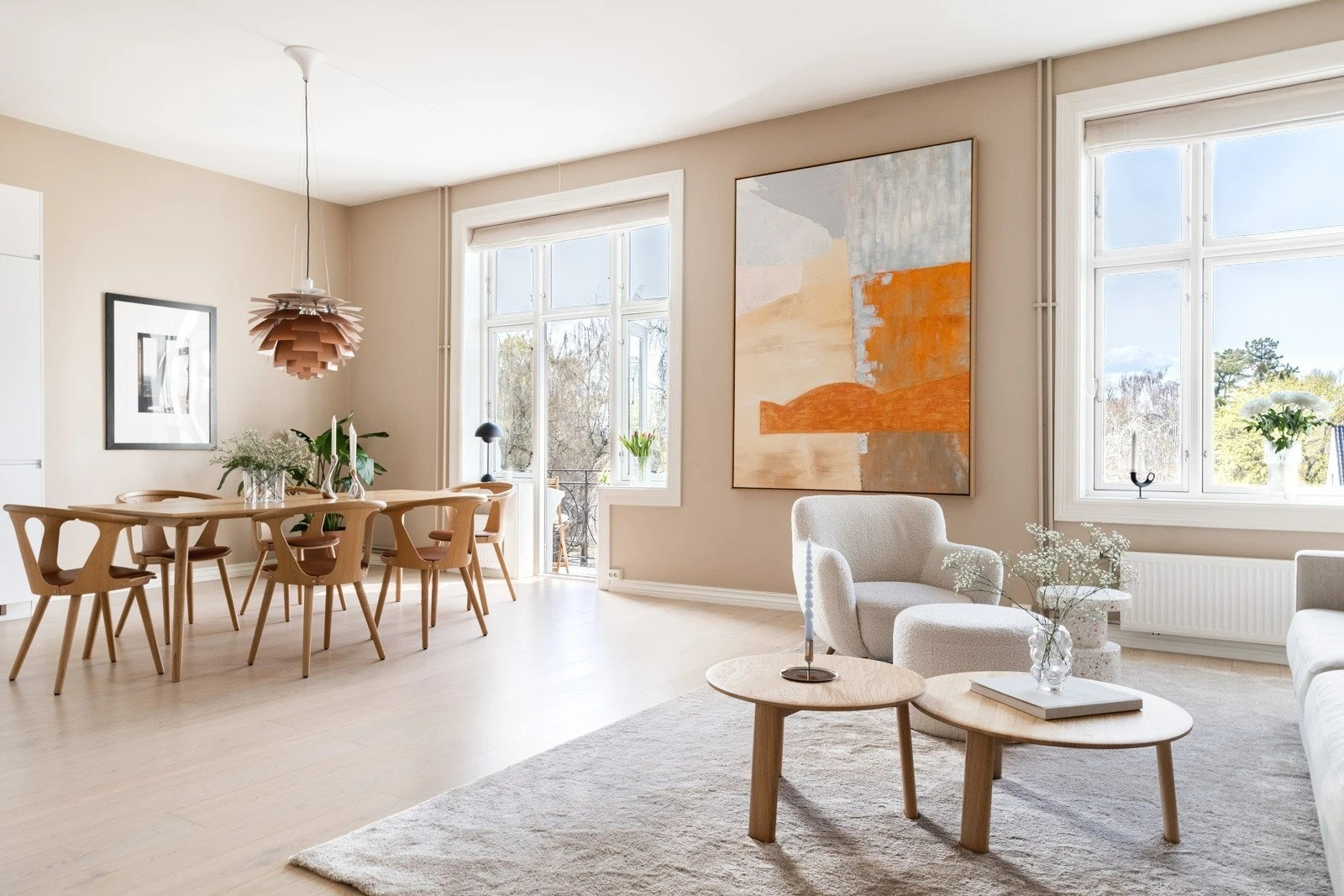 Solrik og luftig stue med direkte utgang til vestvendt balkong Galleribilde