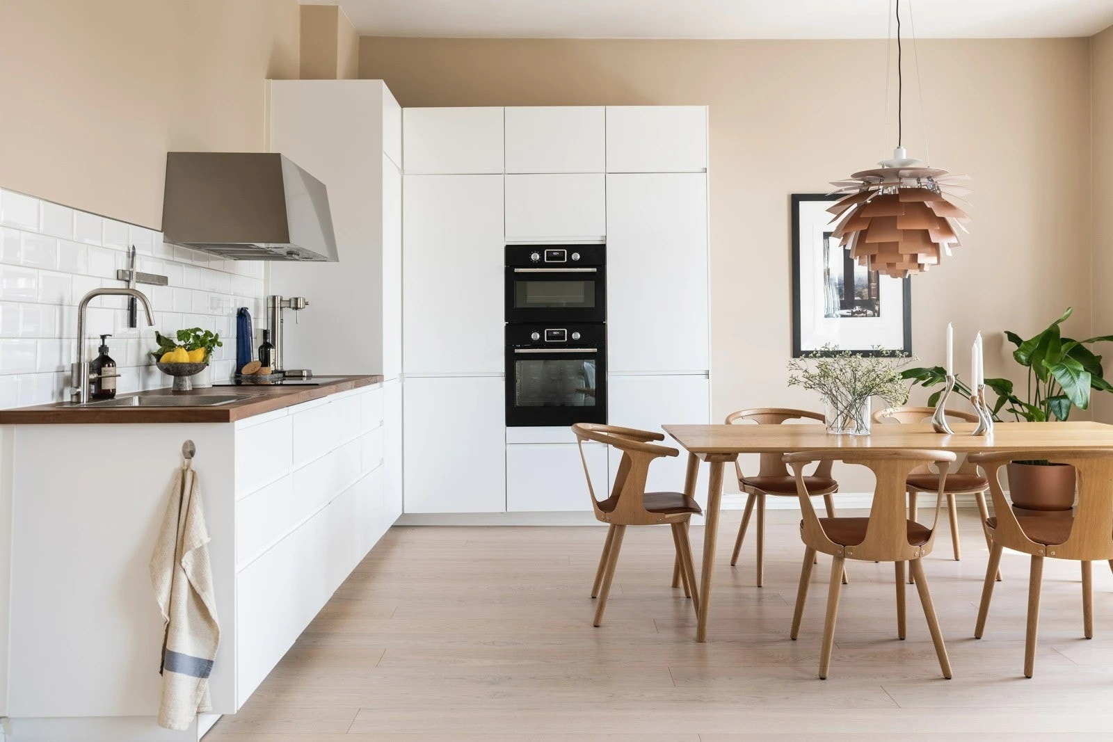 Åpen kjøkken- og stue løsning med to ovner Galleribilde