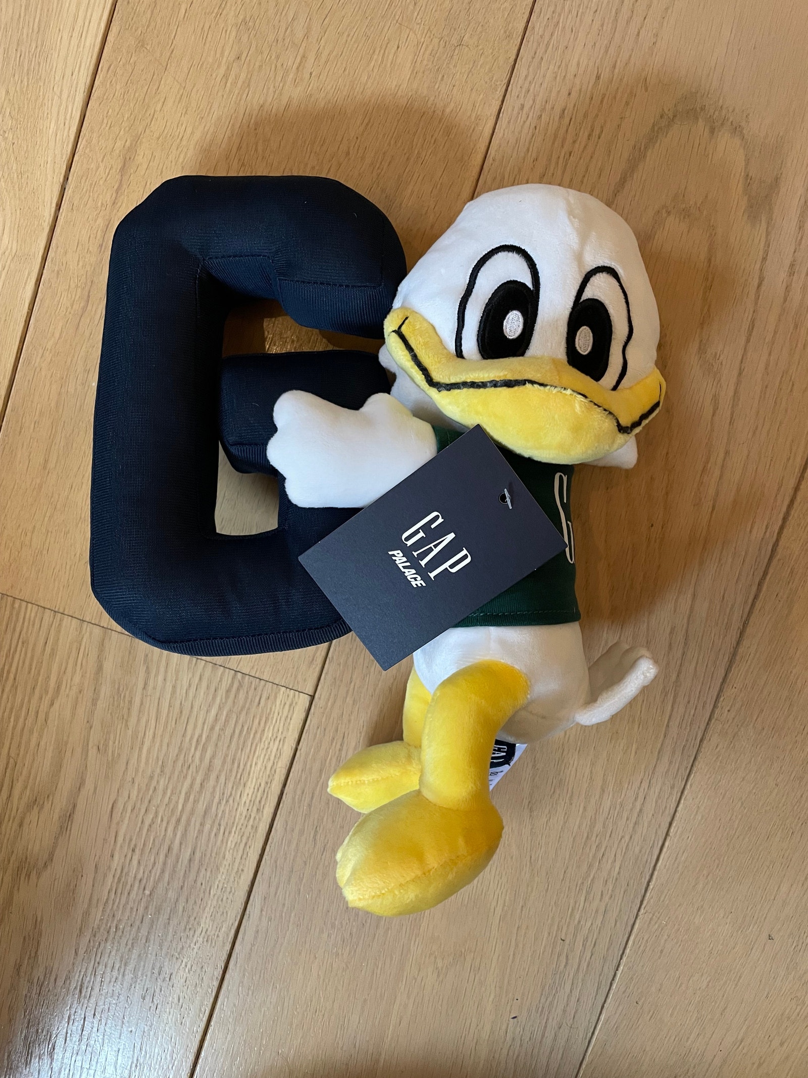 Palace x Gap Duck Plush ぬいぐるみ 【公式通販】