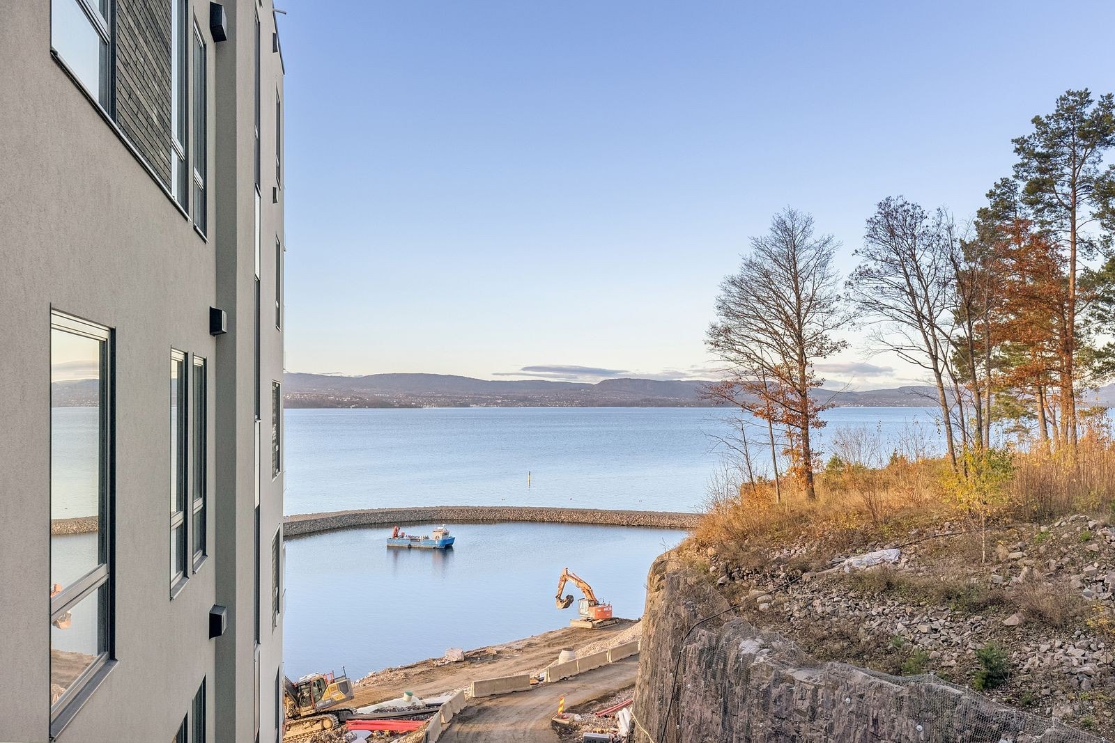 Fin utsikt til sjøen, den kommende havnen og området rundt. Galleribilde
