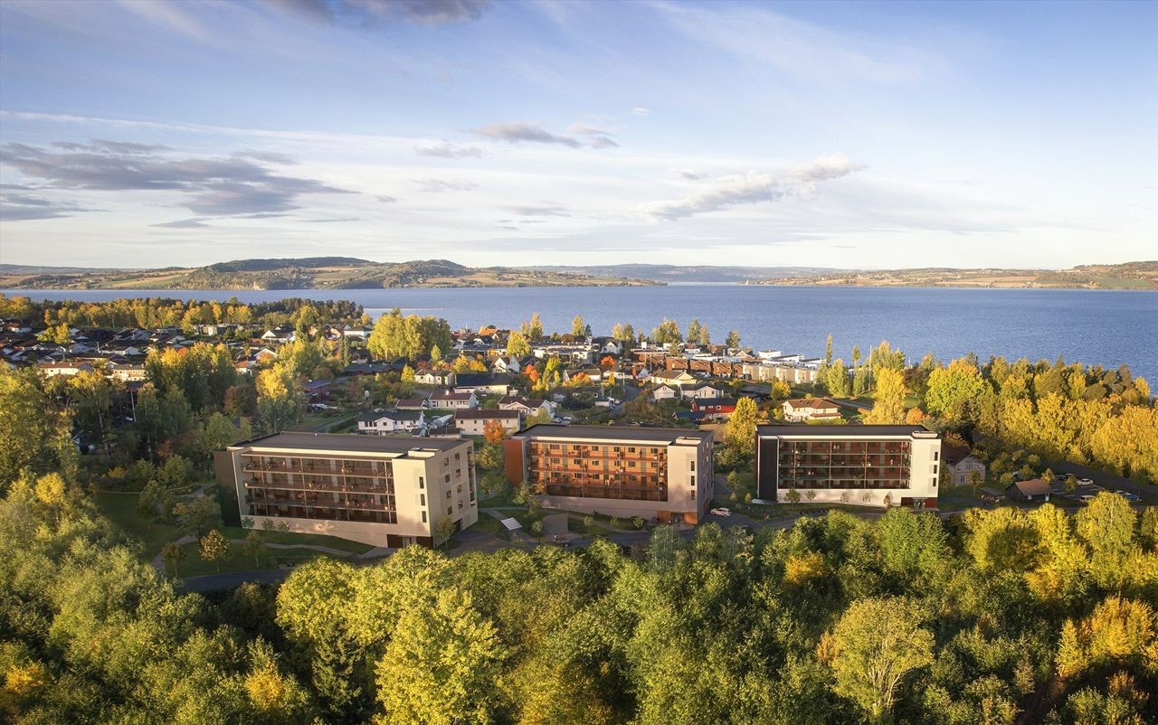 Beliggenheten i Sandvika er idyllisk og rolig. Her sett mot svalgangen der morgenkaffen kan nytes i solen. Illustrasjon - avvik vil forekomme. Galleribilde