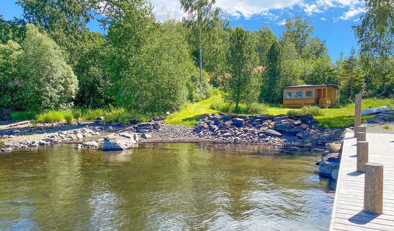 Sommerstid kan du nyte lunsjen langs Mjøsas bredd. Galleribilde