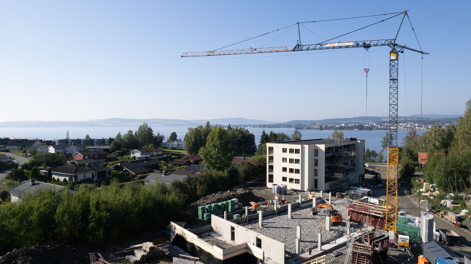 Bygg 2 vil ligge noe inntrukket på tomten. Dette for å både få en romslighet foran leilighetene, samtidig som endeleilighetene (05-leilighetene) vil kunne få noe utsyn nedover oppkjørselen. Galleribilde