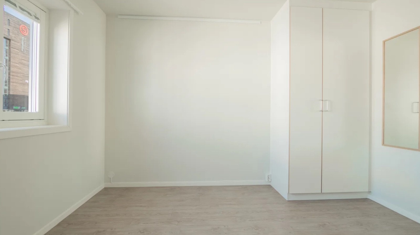 Seng og skap står her Galleribilde