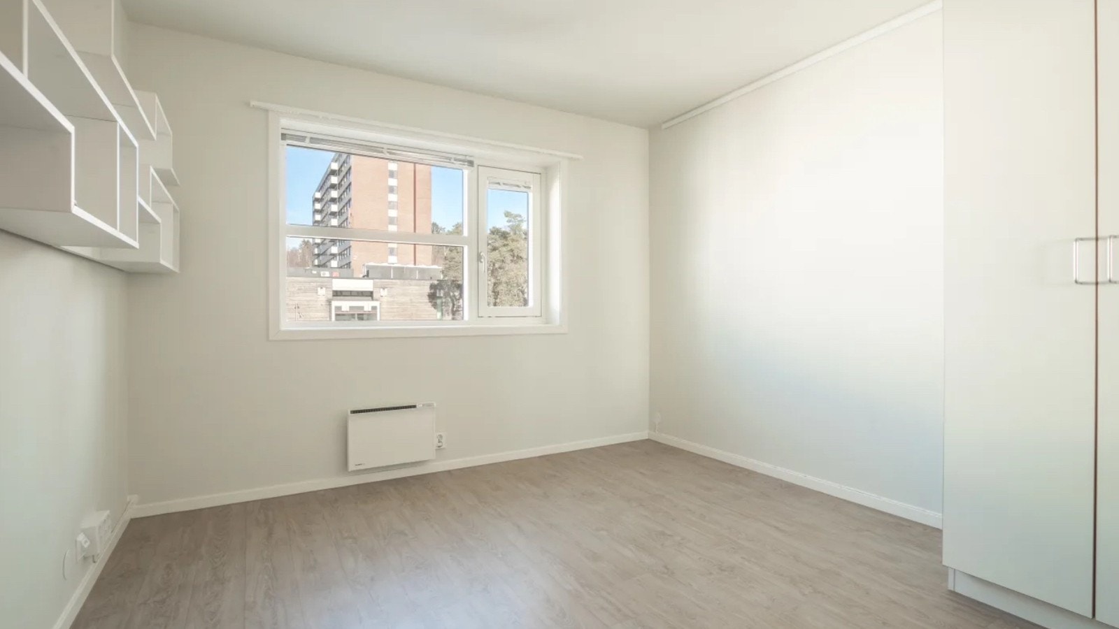 Sengen er plassert mellom skapet og vinduet på høyre side av rommet Galleribilde