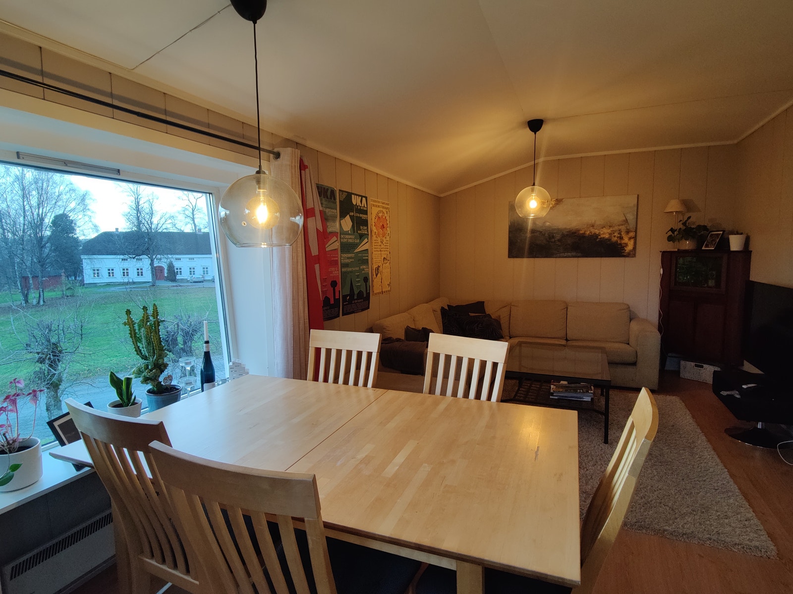 Stue m/spisebord og utsikt Galleribilde