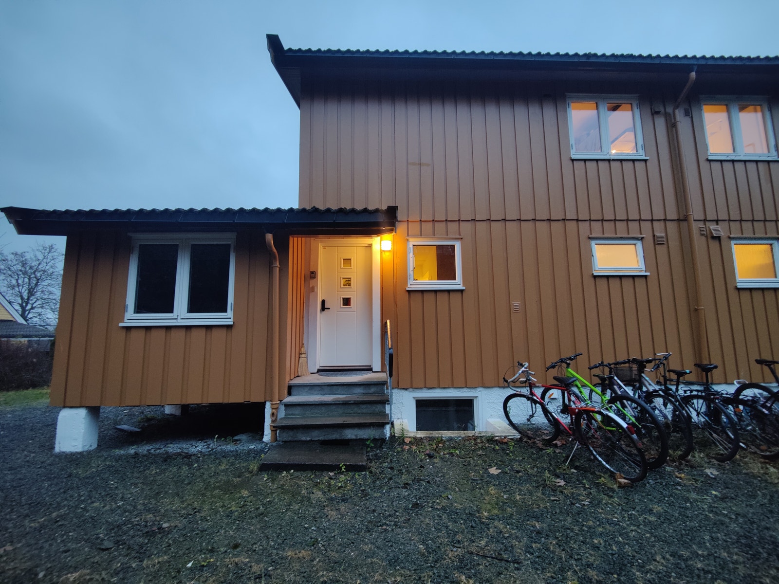 Fasade, plass for sykkelparkering Galleribilde