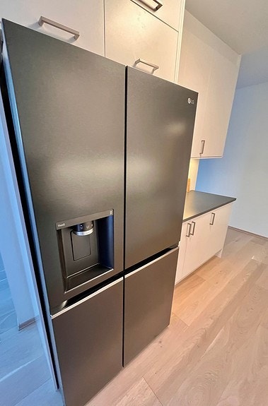 Side by side kjøl/frys med isbitemaskin Galleribilde