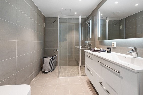 2 bad i lysgrått eller beige Galleribilde