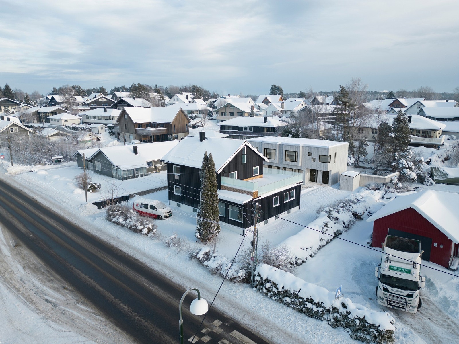 Tomannsboligen oppføres på populære Opstad, med nærhet til skoler, barnehager, forretninger og friluftsområder for lek og rekreasjon. Galleribilde