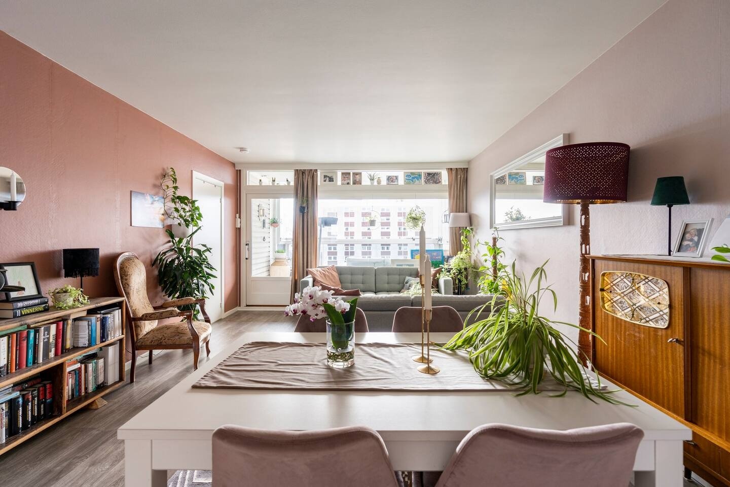 Stuen er per tiden møblert med egen TV Galleribilde