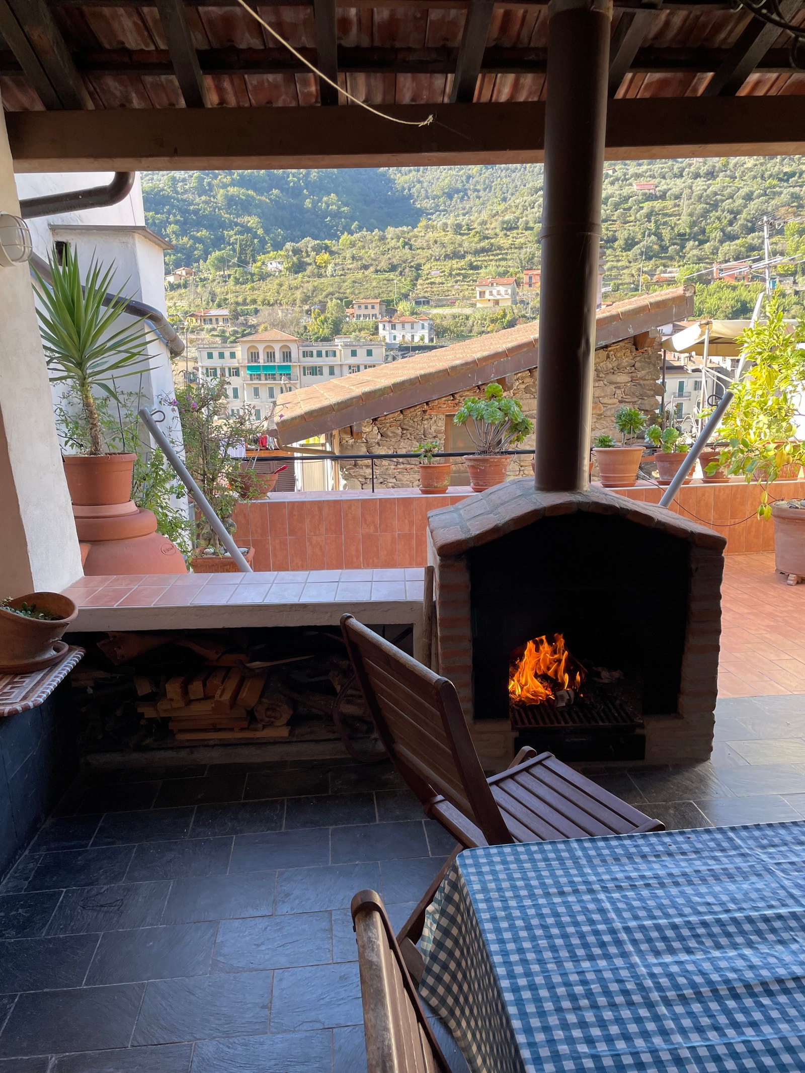 Peisen på takterrassen er et hyggelig samlingssted på svalere kvelder. Det er god plass til et spisebord, flere sitteplasser, og skap langs veggen med mye lagringsplass. Galleribilde