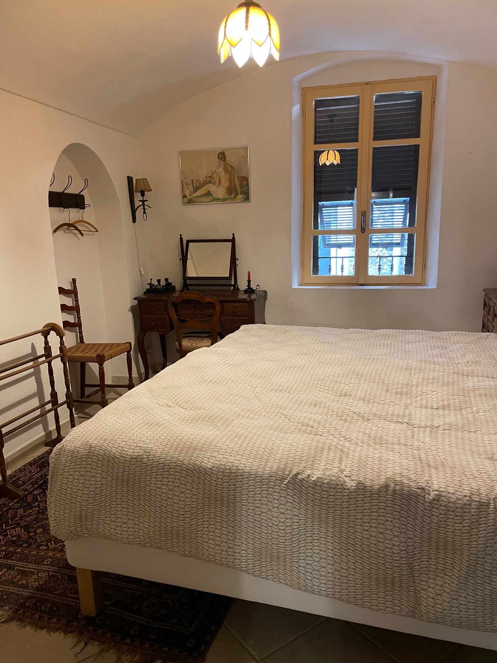 Soverom nr. 2 er romslig med god plass til en dobbelseng. Soverommene holder en behagelig temperatur selv på den varmeste delen av året. Galleribilde