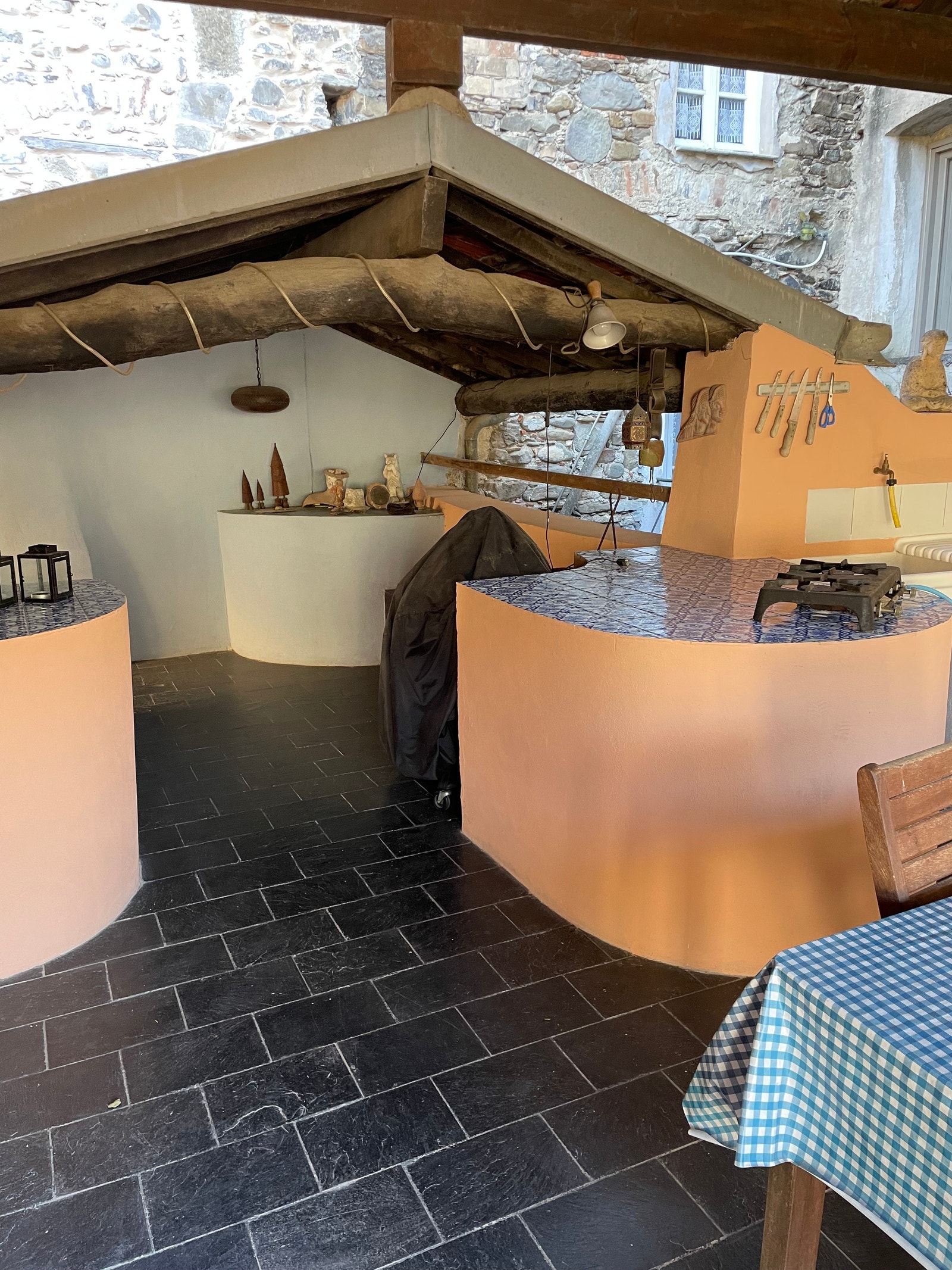 Sommerkjøkkenet har vask og gasskoker, samt god benkeplass og oppbevaring. Galleribilde