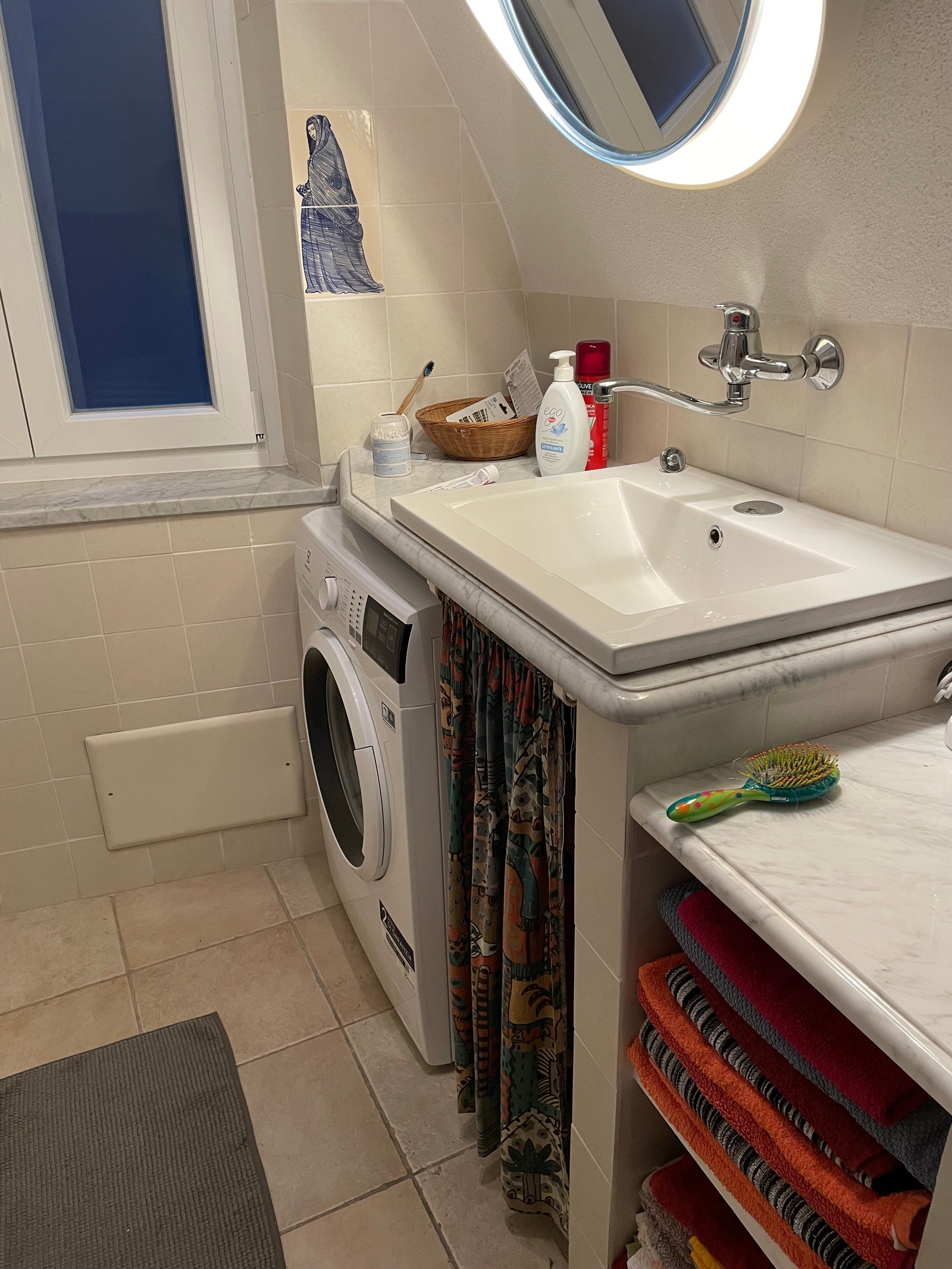 Det større baderommet har dusj, badekar, toalett, og vaskemaskin. Det mindre badet har dusj og toalett. Begge har vært renovert løpet av de siste årene. Galleribilde