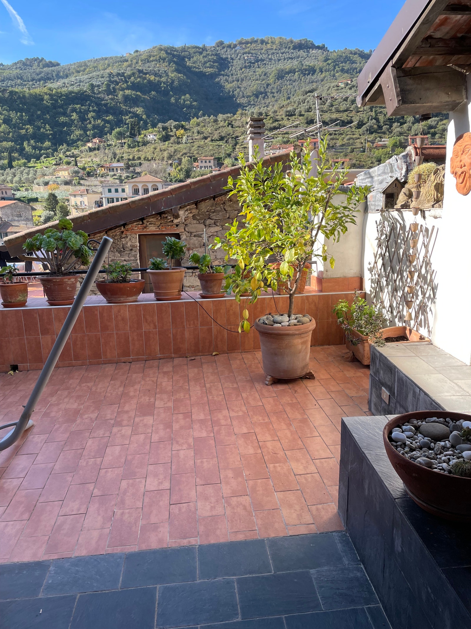 Fra terrassen har du en nydelig utsikt over landsbyen og fjellsidene. Her har vi hatt en hengekøye hvor du kan slappe av i solen, eller nyte stjernehimmelen på de svale kveldene. Galleribilde