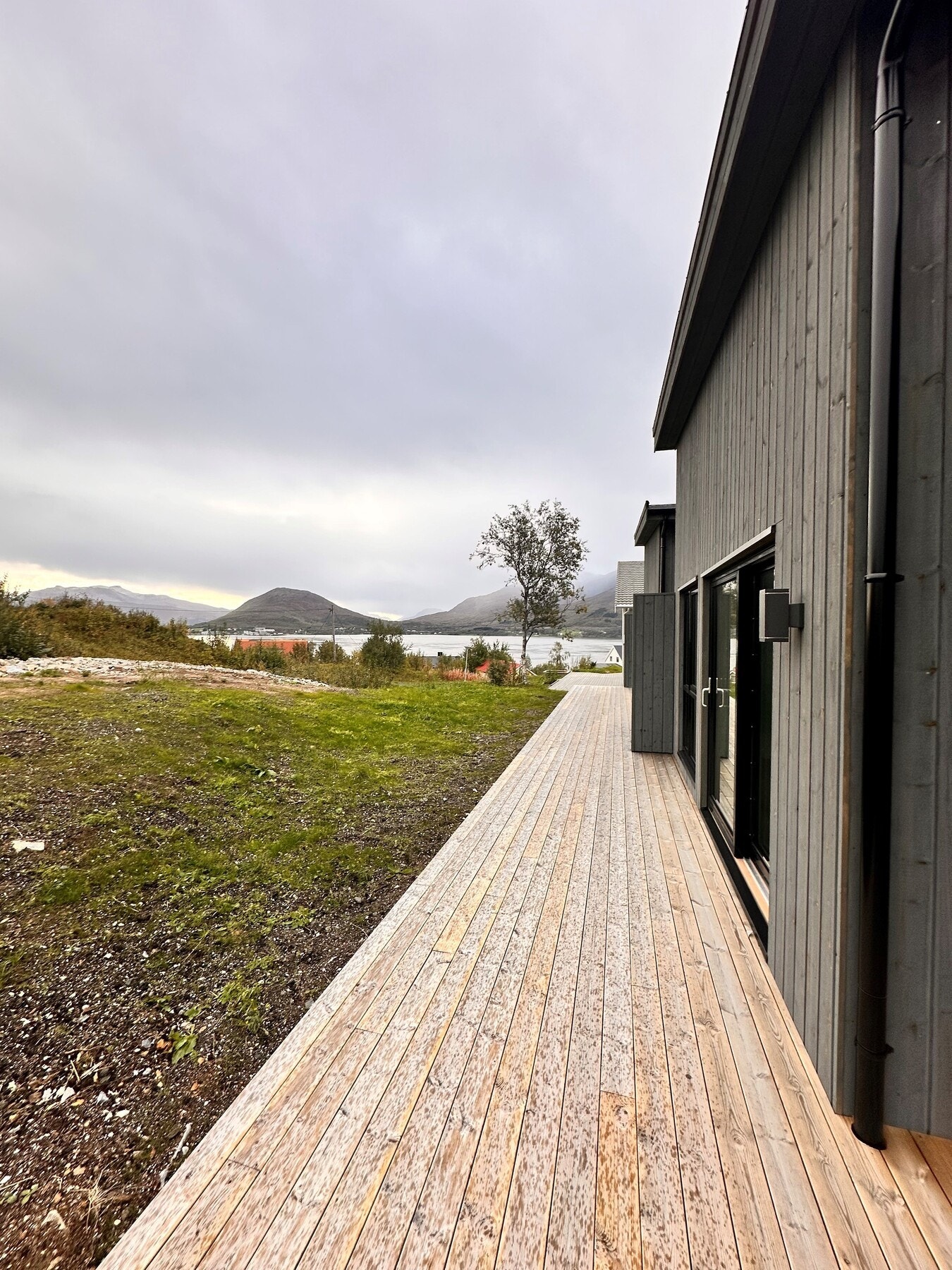 Beliggenheten høyt i terrenget sikrer meget gode utsikts- og solforhold Galleribilde