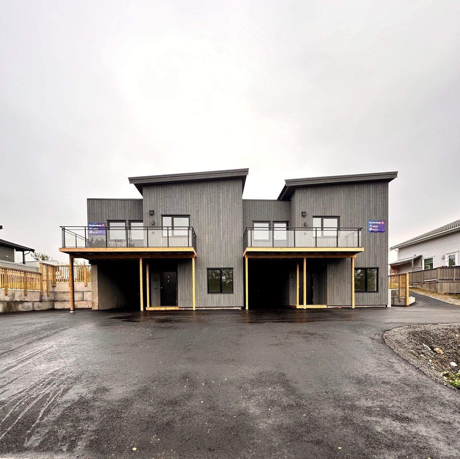 EiendomsMegler1 har gleden av å presentere Utsikten i Dyrvikhøgda - 8 moderne boliger i rekke (2 + 3 + 3) med strålende beliggenhet Galleribilde