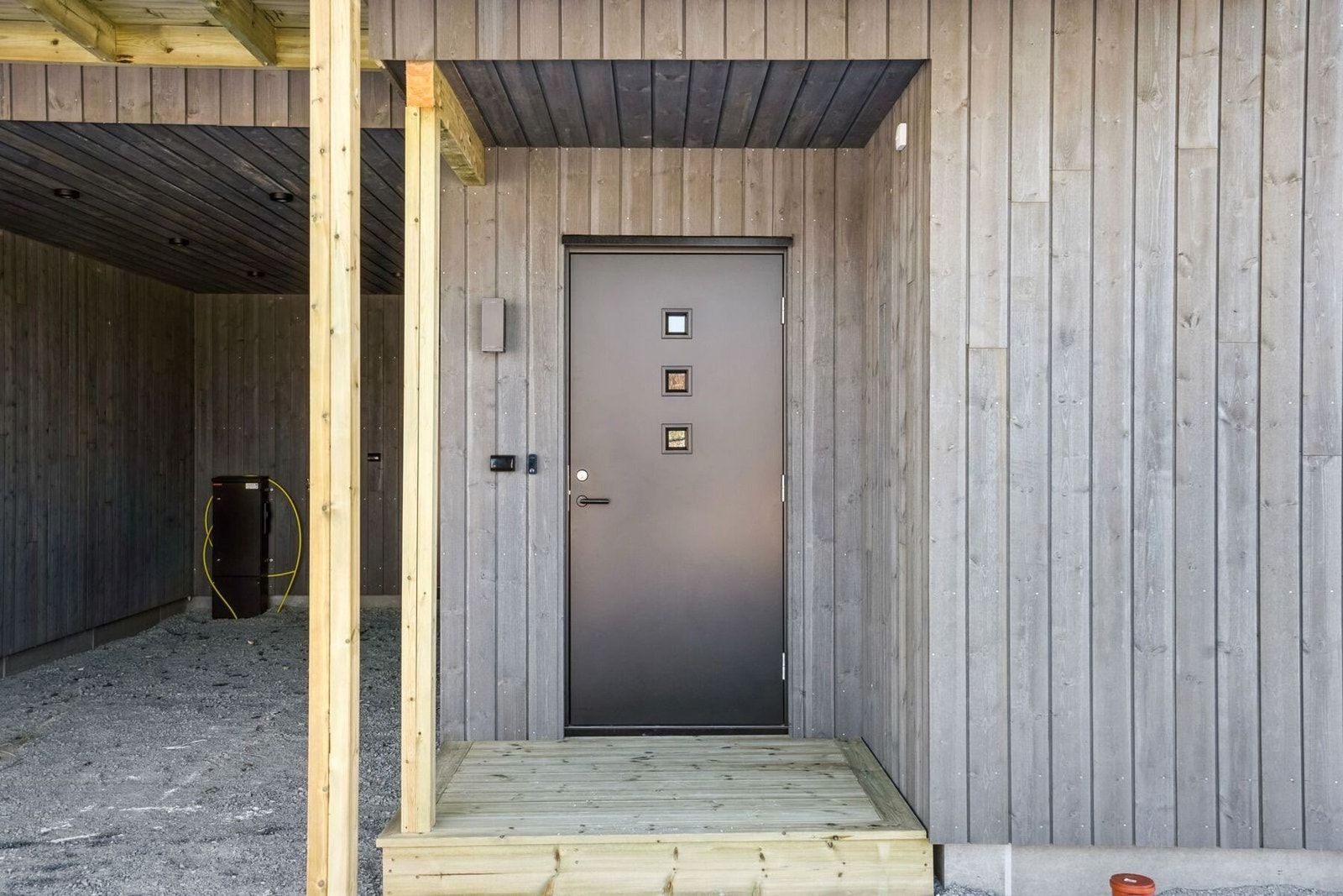 Inngangsparti med carport og utebod Galleribilde