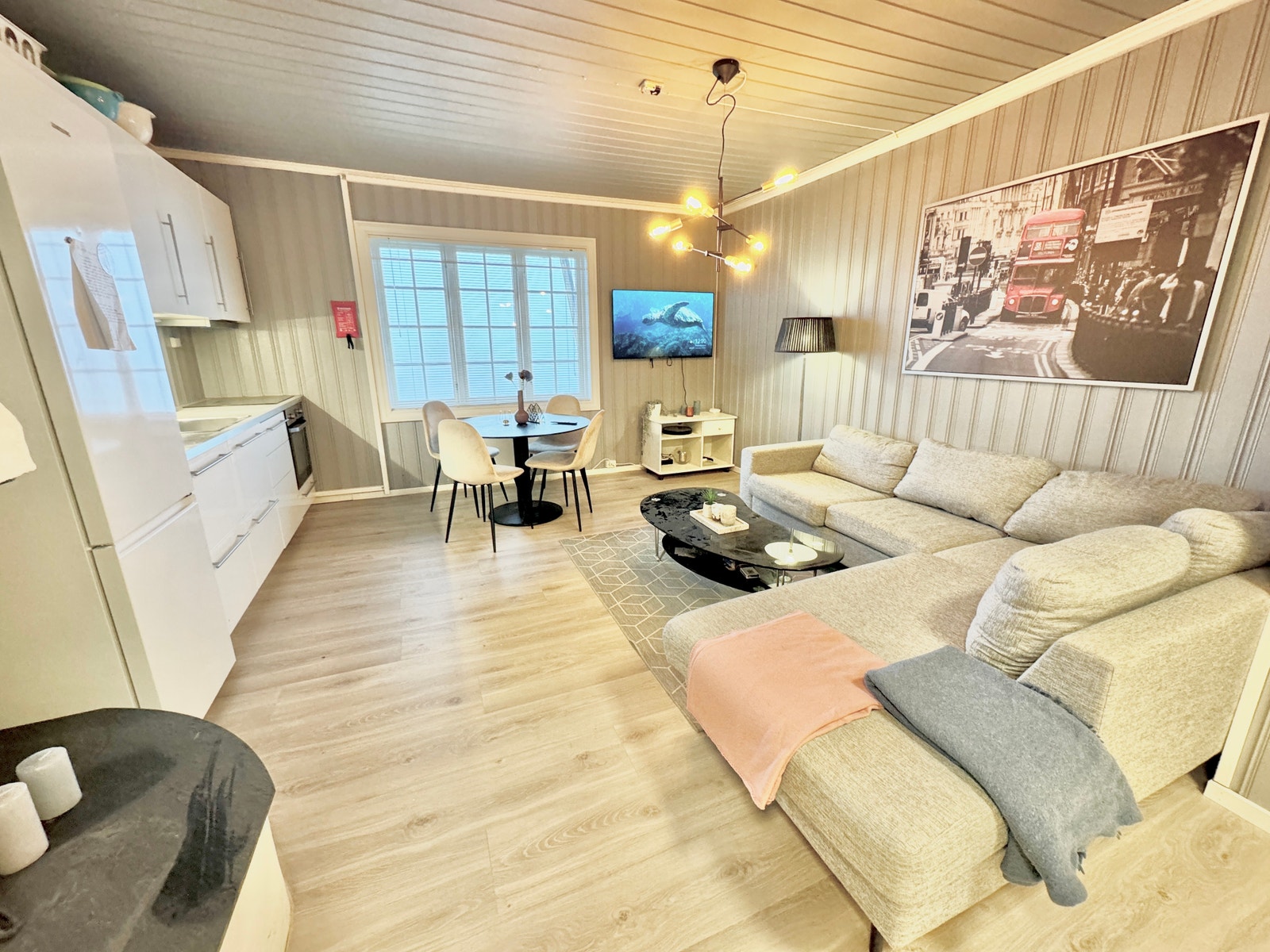 Stue med tv og playstation 5! Galleribilde