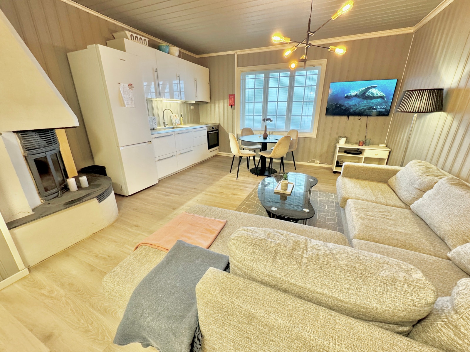 Åpen kjøkkenløsning med spiseplass Galleribilde