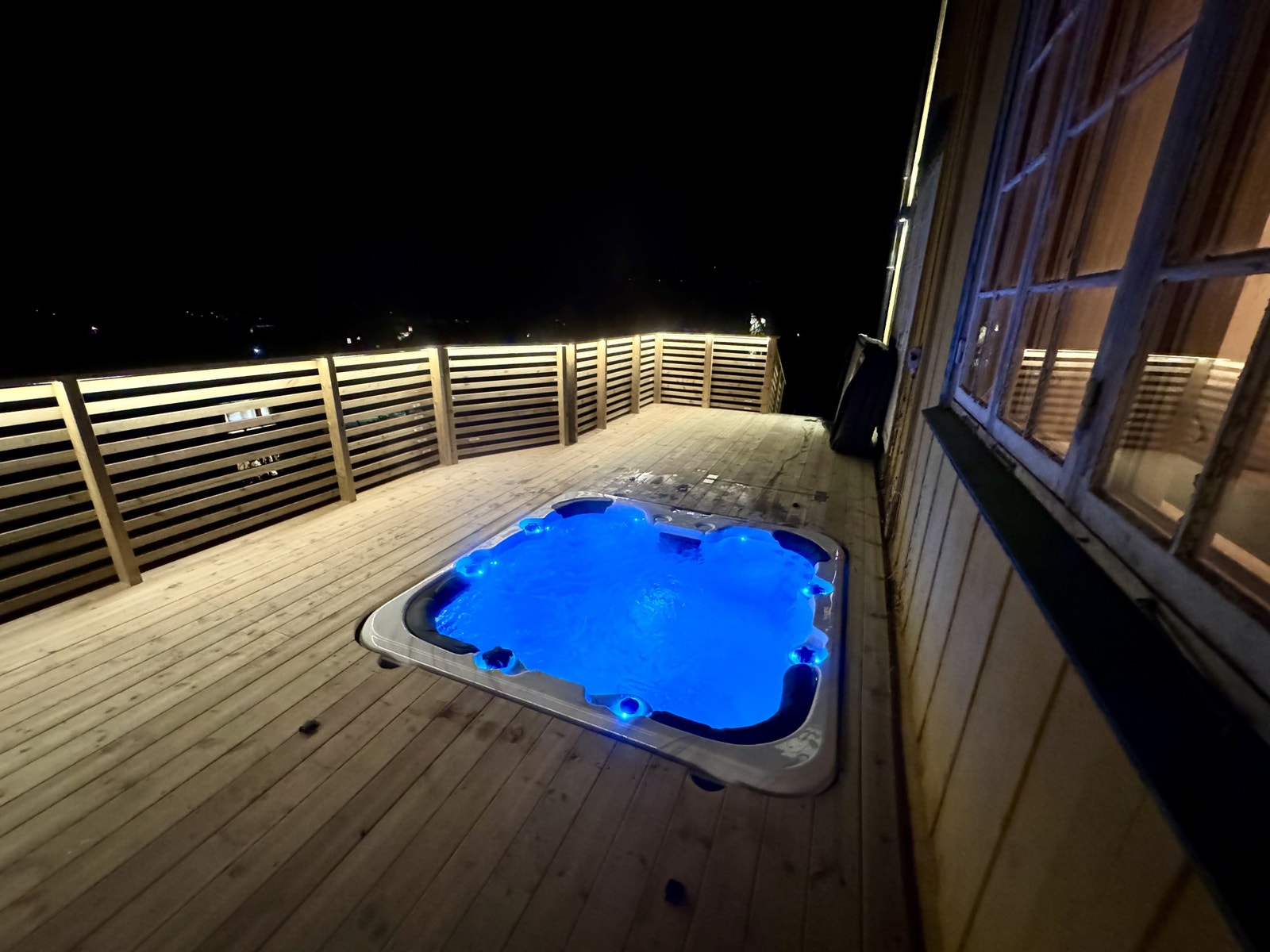 Stor veranda med jacuzzi Galleribilde