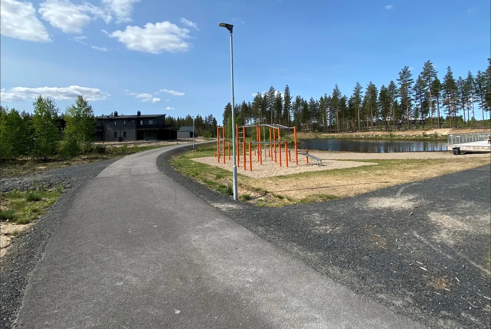 Gangvei fra tomta bort til vannet og treningsparken Galleribilde