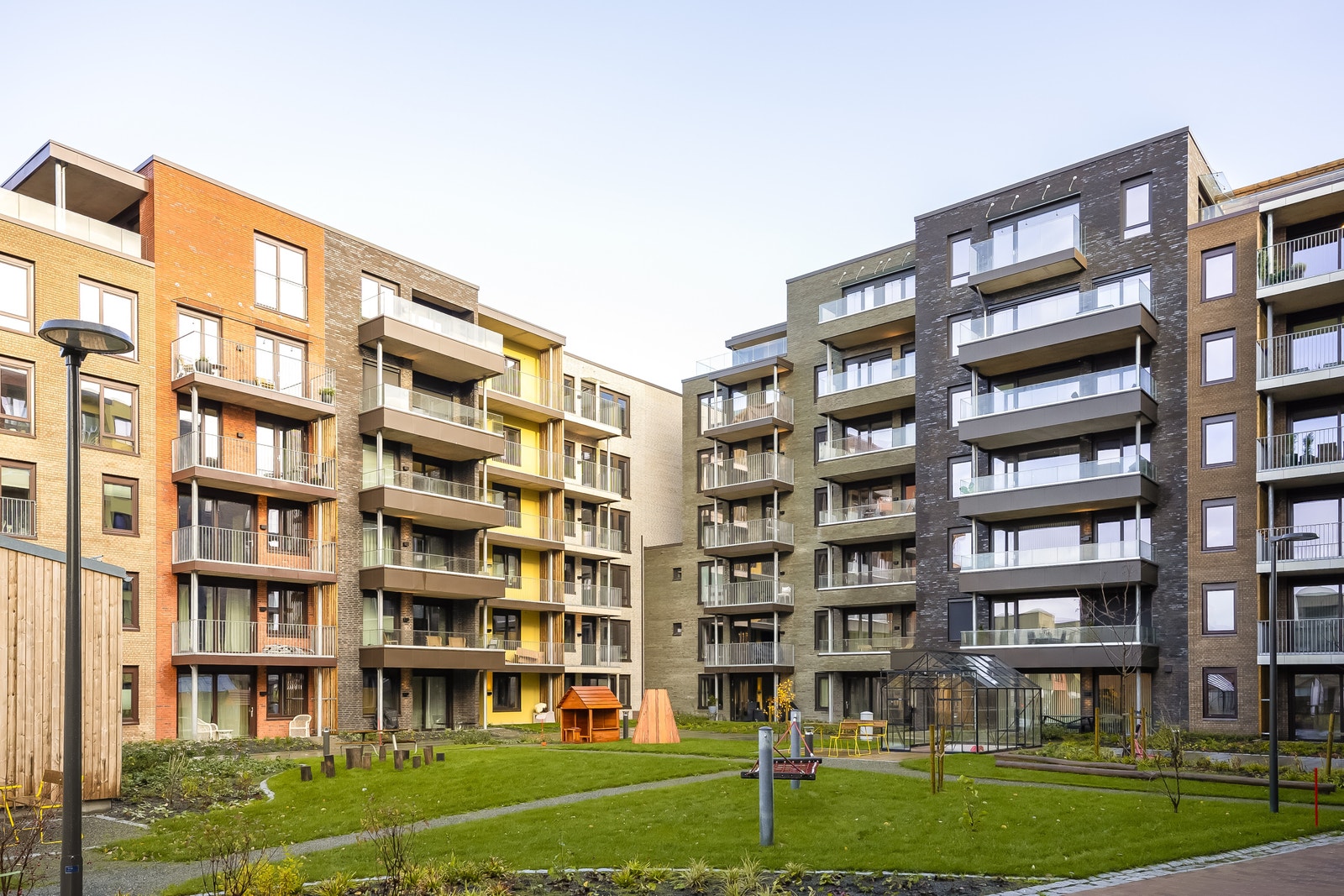 Velkommen til hyggelige Løkka med flotte, grønne utearealer, drivhus og pen beplantning. Galleribilde