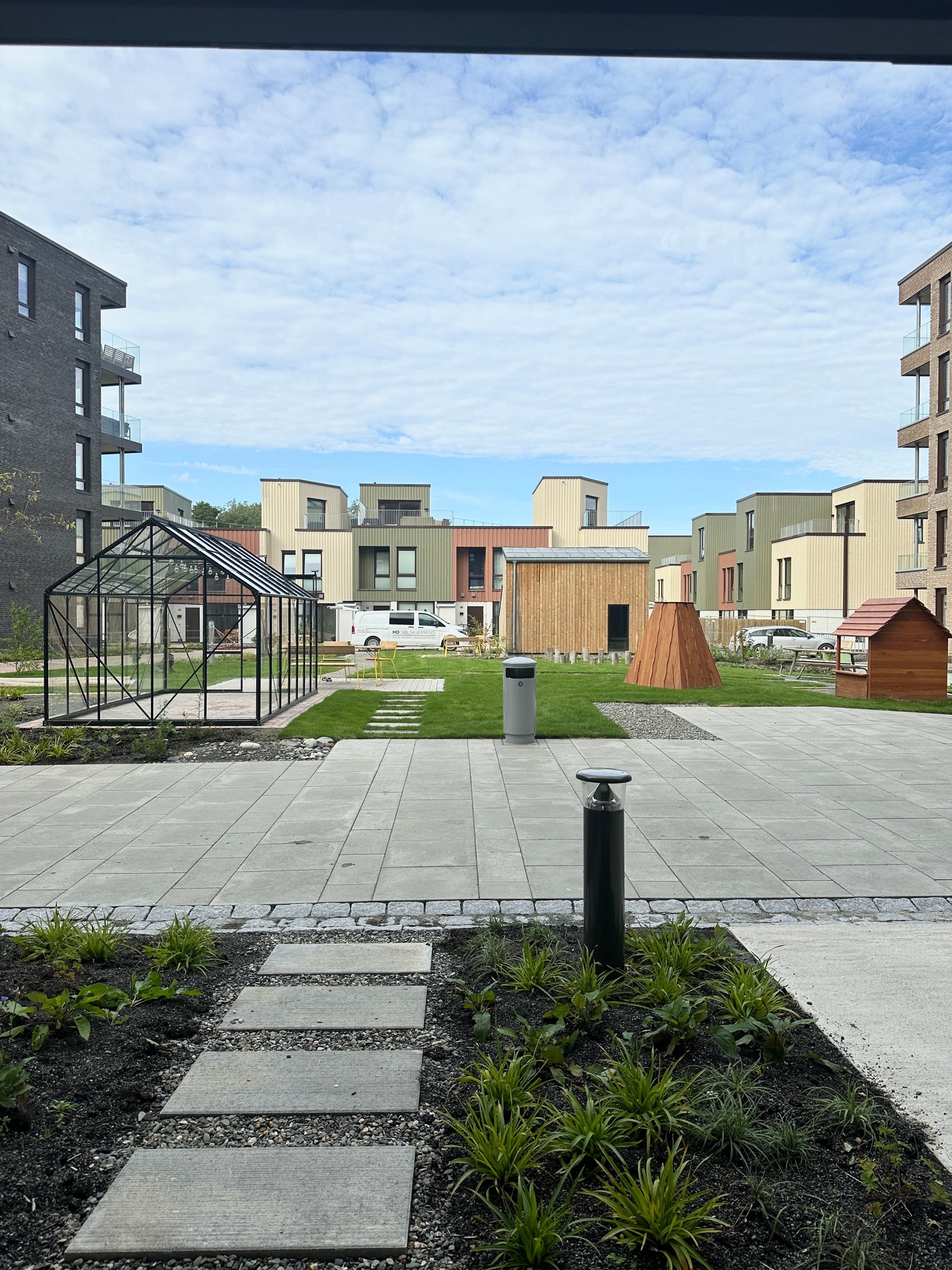 Tunet i mellom byggene på Løkka er et hyggelig sted. Galleribilde