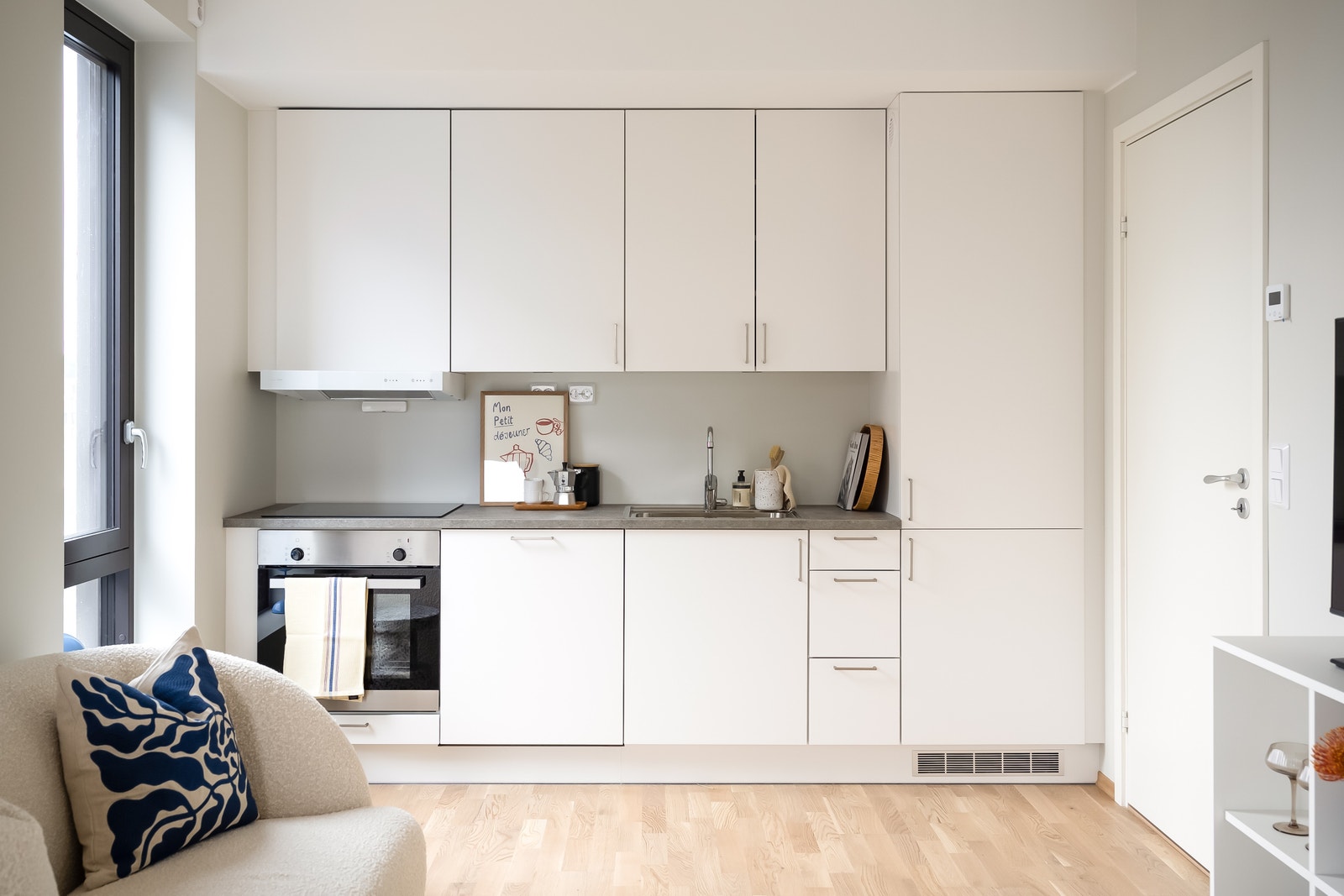 Vår standard er hvite kjøkken fra JKE med integrerte hvitevarer fra Siemens. (leilighet A404, 2roms, ca 33 m2). Galleribilde