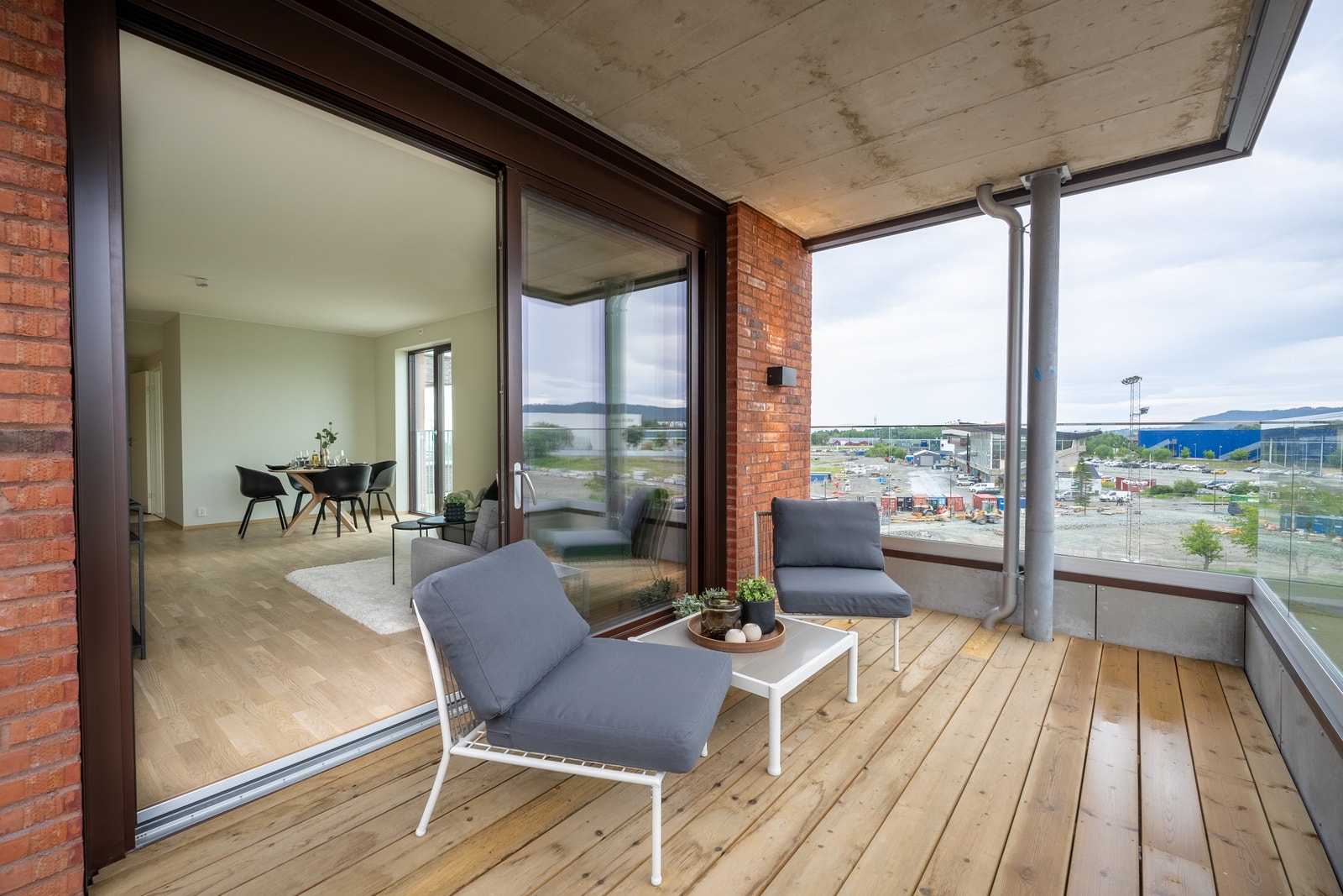 Vi vektlegger god størrelse på balkonger. Her balkong på ca 10 m2 (leilighet B505, 3roms ca. 62,5 m2.). Galleribilde