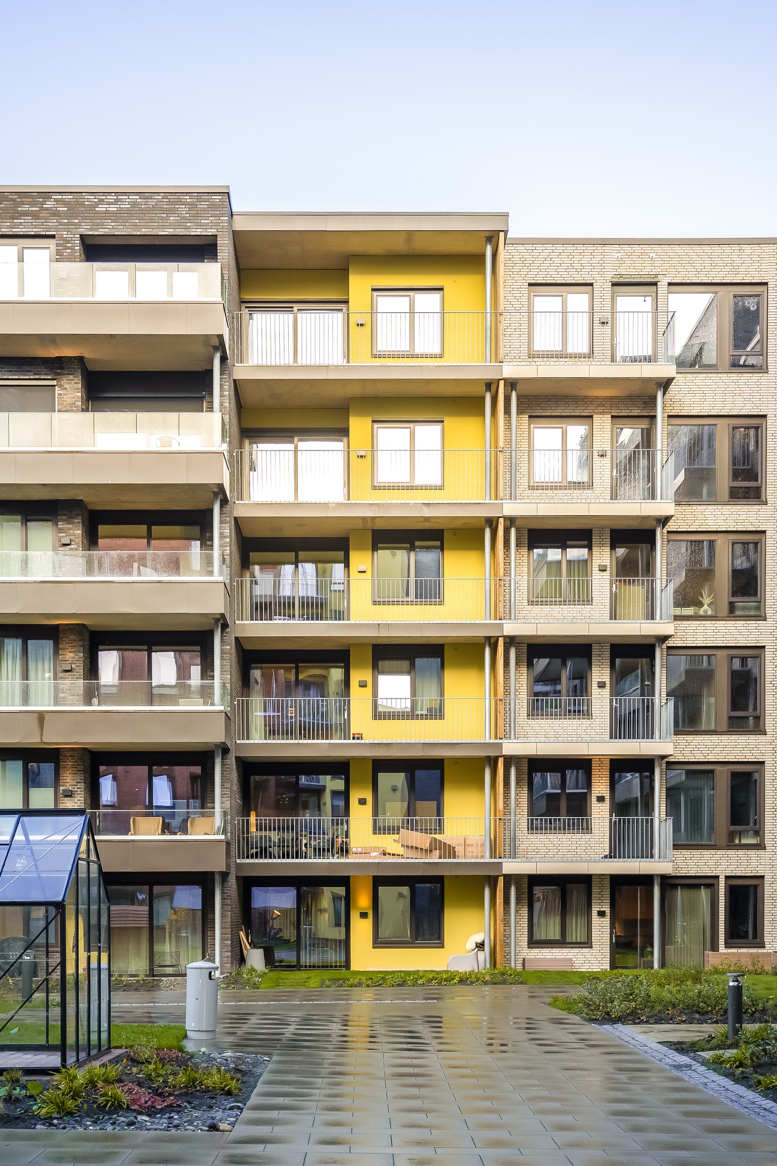 Varierte fasader i tegl og en kombinasjon av glass- og stålrekkverk skaper et pent uttrykk. Galleribilde